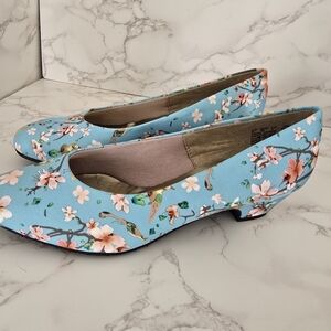 NWOT Hush Puppies Soft Style Low-Heel Pumps in Blue Floral Pattern - Size 8